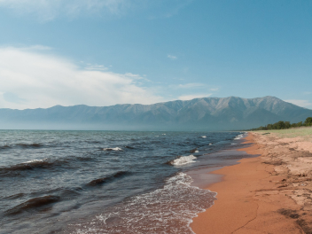 Пляж с горной грядой впереди